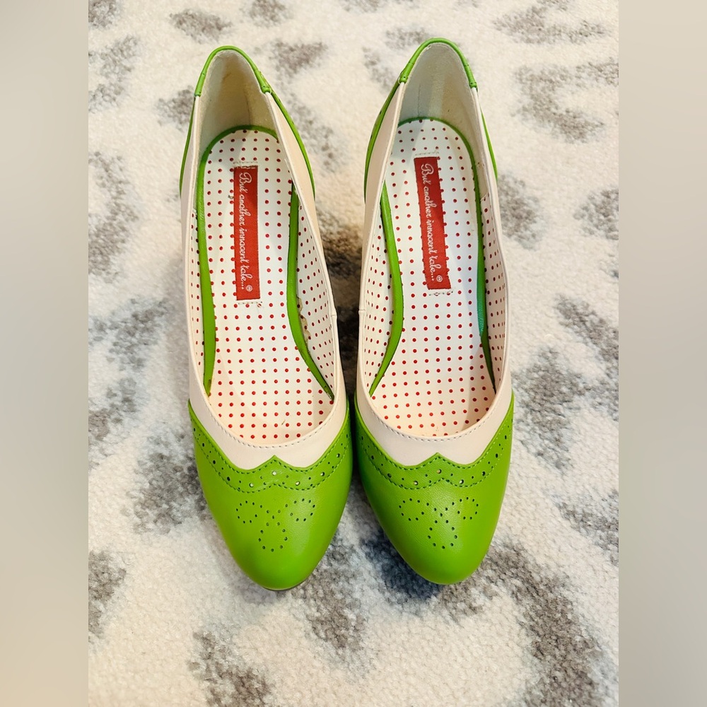 Women's Two-Tone Green and Cream Block Heel Pumps - Picture 2 of 3